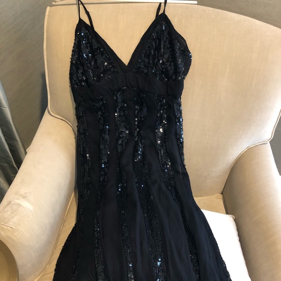 Black sequin dress. Size 6. - Picture 3 of 7